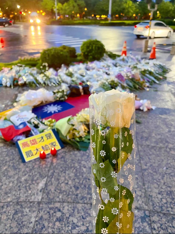 弔念前議長許崑源的地方,立起了一塊看板表明高雄才是最大輸家 圖:擷取自臉書 弔念前議長許崑源的地方,立起了一塊看板表明高雄才是最大輸家 圖:擷取自臉書
