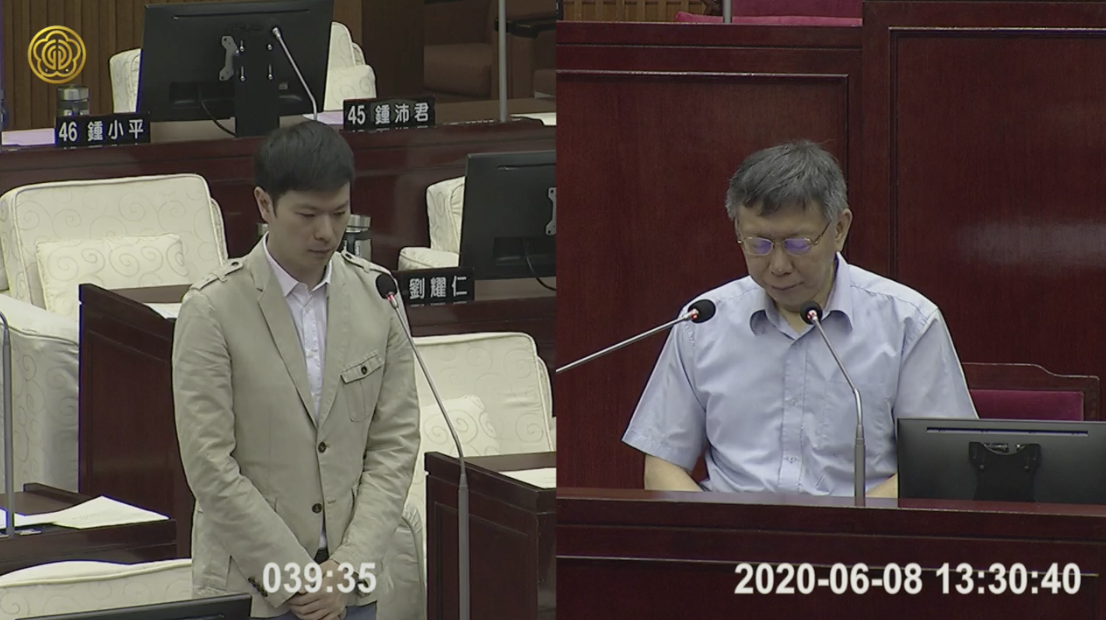 台北市長柯文哲(右)、國民黨議員李柏毅(左)為高雄市議長許崑源墜樓身亡一事默哀30秒。 圖:攝自台北市議會直播 台北市長柯文哲(右)、國民黨議員李柏毅(左)為高雄市議長許崑源墜樓身亡一事默哀30秒。 圖:攝自台北市議會直播