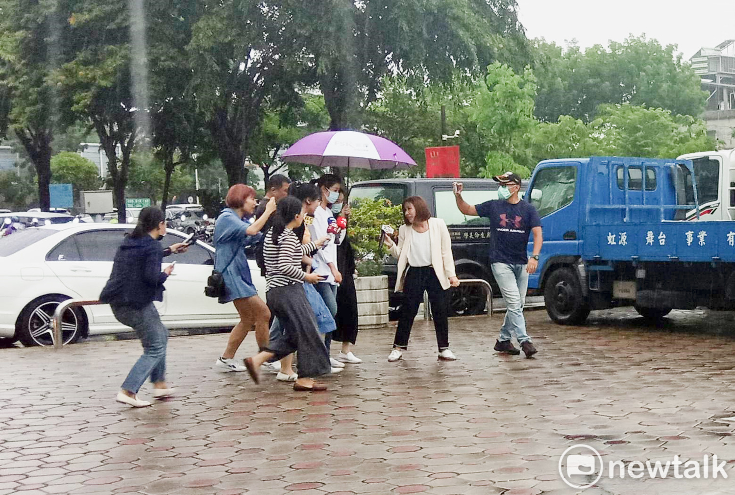 李佳芬(中間黑衣)在許淑華(中間白衣)的陪同下,抵達許崑源靈堂。 圖:孫家銘/攝 李佳芬(中間黑衣)在許淑華(中間白衣)的陪同下,抵達許崑源靈堂。 圖:孫家銘/攝