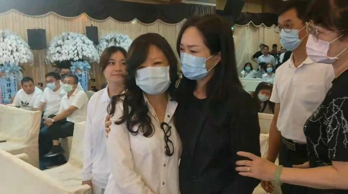 許崑源遺孀(圖左)。 圖:高雄市議會(資料照) 許崑源遺孀(圖左)。 圖:高雄市議會(資料照)
