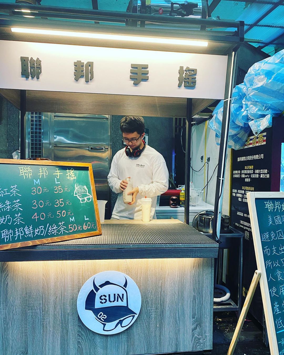 網友發現飲料攤上的名稱與當時孫安佐在美國被關的聯邦監獄同名,紛紛留言表示此反諷超有趣。 圖 : 翻攝自孫安佐IG 網友發現飲料攤上的名稱與當時孫安佐在美國被關的聯邦監獄同名,紛紛留言表示此反諷超有趣。 圖 : 翻攝自孫安佐IG