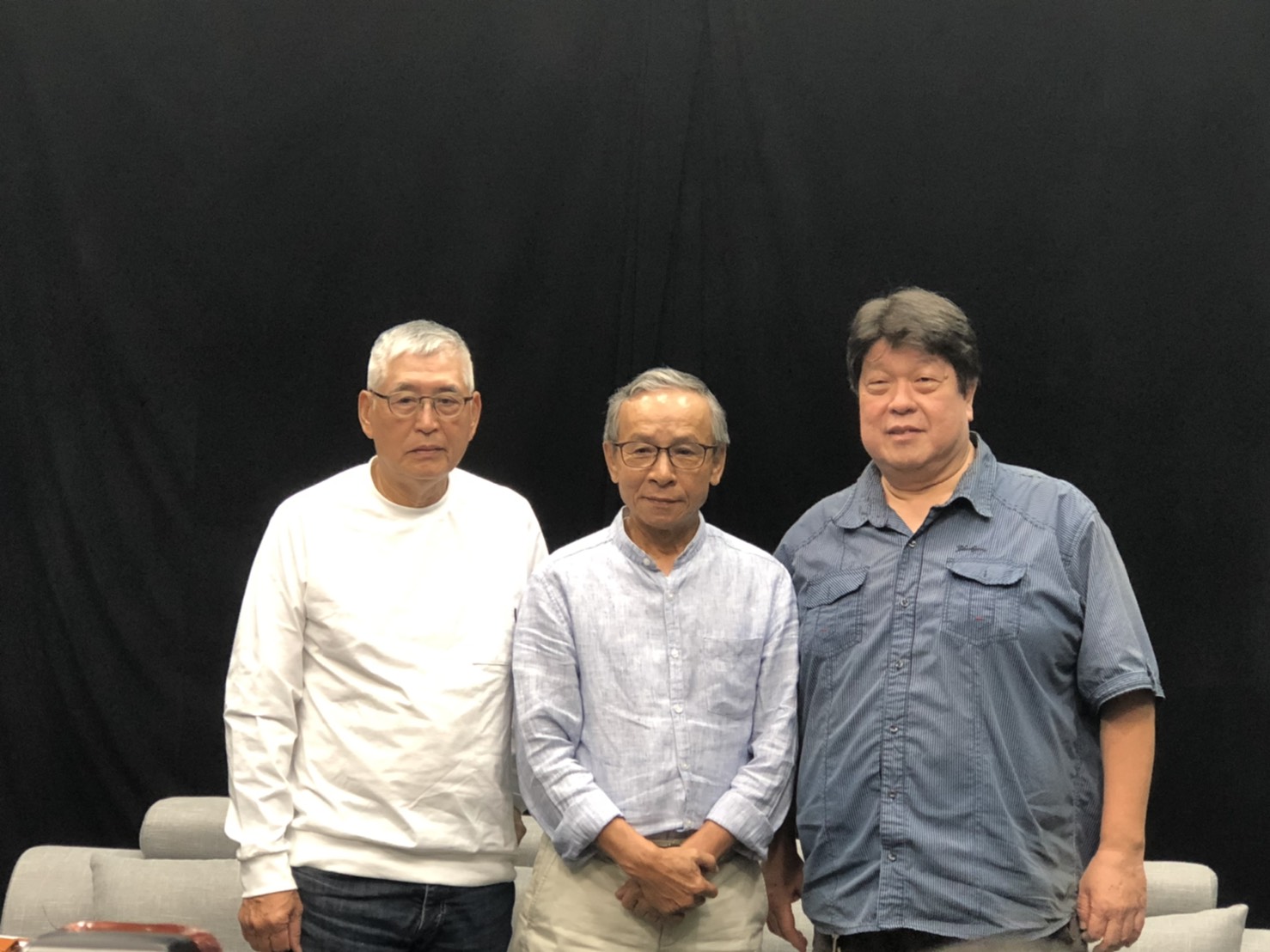 綠光劇團團長羅北安(右起)、編劇導演吳念真、紙風車文教基金會董事長柯一正,聯袂出席開賣記者會。 圖:楊瑾錚/攝影 綠光劇團團長羅北安(右起)、編劇導演吳念真、紙風車文教基金會董事長柯一正,聯袂出席開賣記者會。 圖:楊瑾錚/攝影