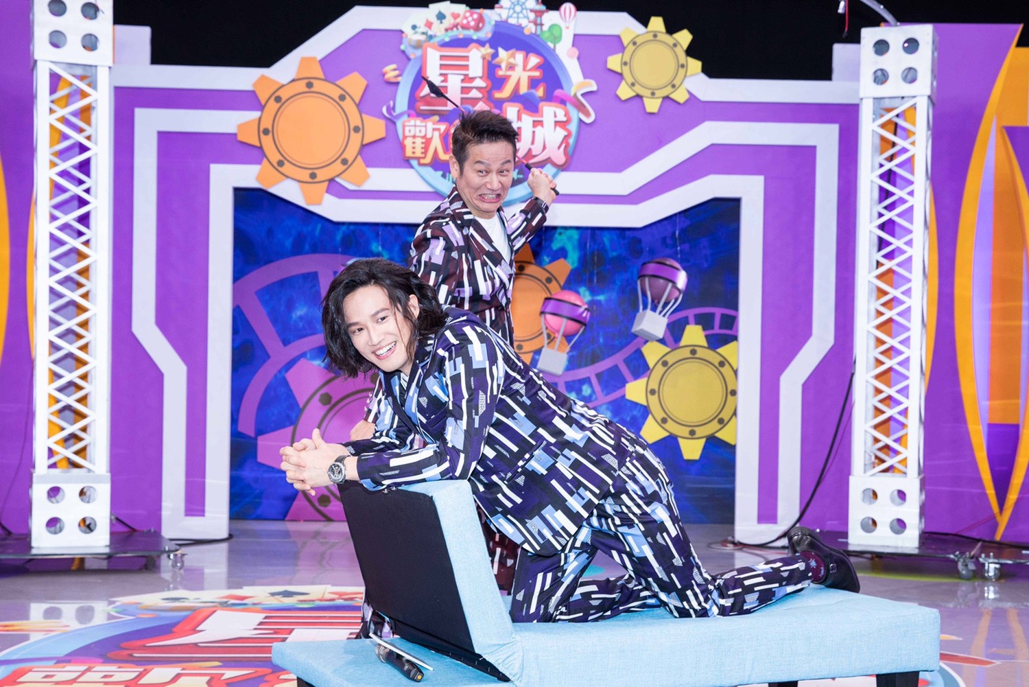徐新洋(左前)玩撲克牌輸給老爸徐乃麟(右後),上貴妃椅接受愛的小手打屁股的懲罰。 圖:狼谷育樂台/提供 徐新洋(左前)玩撲克牌輸給老爸徐乃麟(右後),上貴妃椅接受愛的小手打屁股的懲罰。 圖:狼谷育樂台/提供