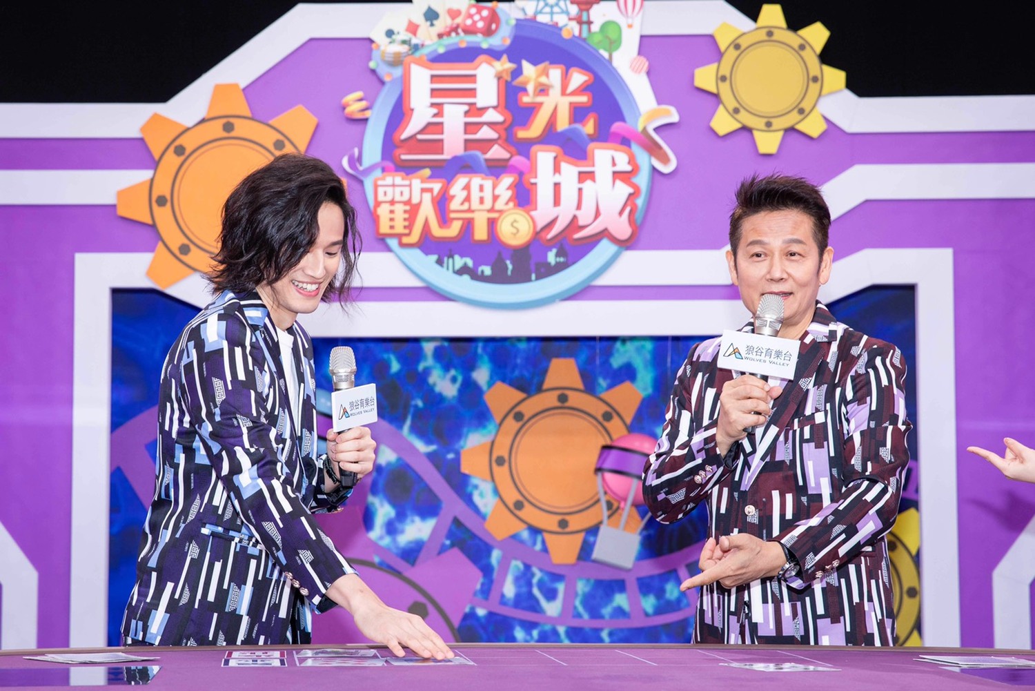 徐新洋(左)在節目記者會上與父親徐乃麟玩撲克牌。 圖:狼谷育樂台/提供 徐新洋(左)在節目記者會上與父親徐乃麟玩撲克牌。 圖:狼谷育樂台/提供