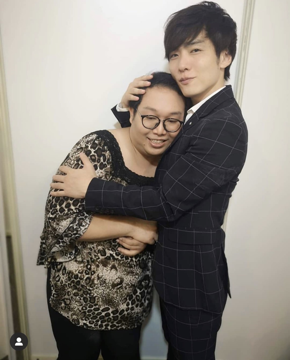 娘娘(左)見AV男優鈴木一徹(右)馬上就小鳥依人。 圖:翻攝Alizabeth 娘娘Instagram 娘娘(左)見AV男優鈴木一徹(右)馬上就小鳥依人。 圖:翻攝Alizabeth 娘娘Instagram
