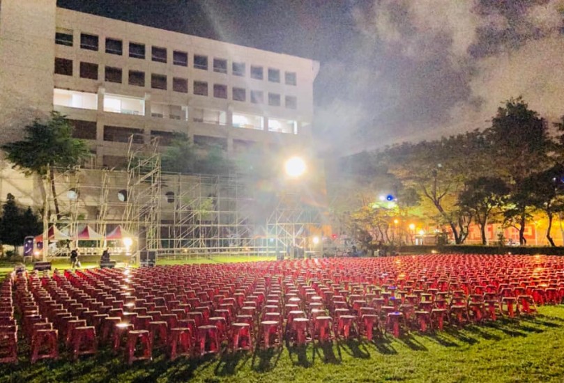 韓國瑜邀請支持者戴口罩穿白衣於鳳山行政中心草地集合,現場已經擺滿許多紅色椅子。 圖:翻攝韓黑父母不崩潰臉書 韓國瑜邀請支持者戴口罩穿白衣於鳳山行政中心草地集合,現場已經擺滿許多紅色椅子。 圖:翻攝韓黑父母不崩潰臉書