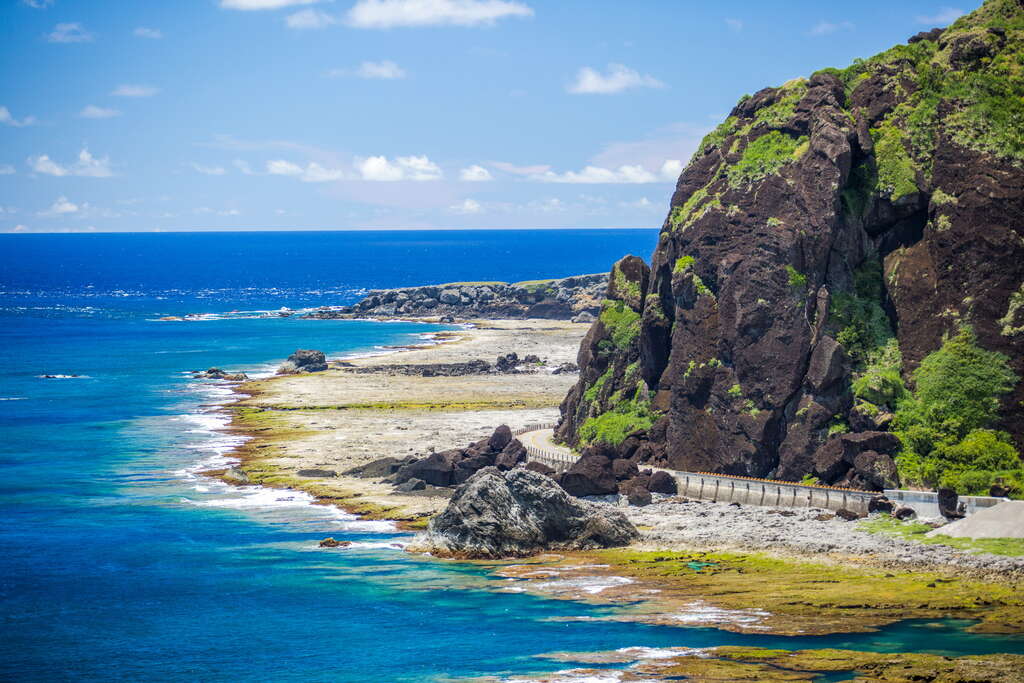 過山古道的涼亭可眺望綠島環島公路。 圖:翻攝自東部海岸國家風景區網站 過山古道的涼亭可眺望綠島環島公路。 圖:翻攝自東部海岸國家風景區網站