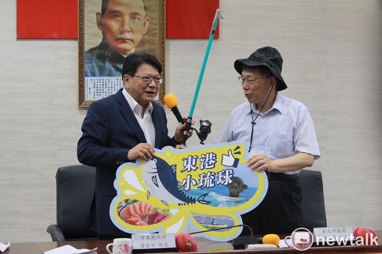 台北市長柯文哲(右)、屏東縣長潘孟安(左)今日合體推觀光。 圖:周煊惠/攝 台北市長柯文哲(右)、屏東縣長潘孟安(左)今日合體推觀光。 圖:周煊惠/攝