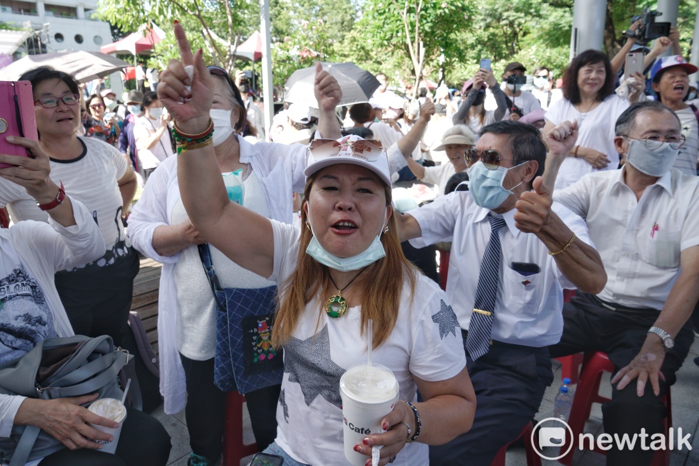 韓粉在活動前激動的高喊:「韓國瑜加油」和「蔡英文下台」等口號。 圖:張良一/攝 韓粉在活動前激動的高喊:「韓國瑜加油」和「蔡英文下台」等口號。 圖:張良一/攝
