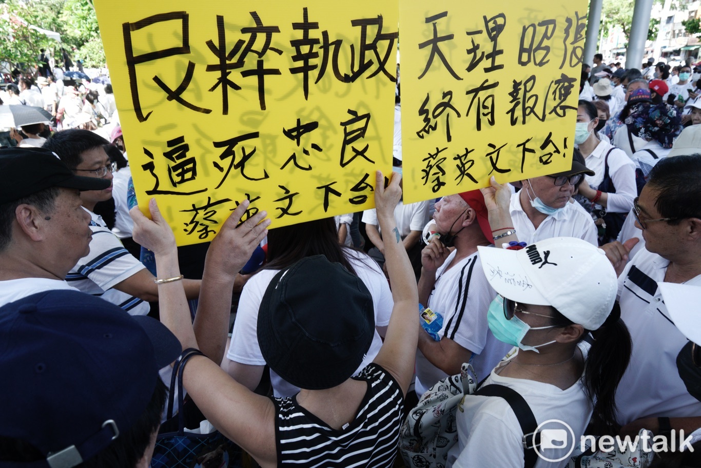 韓粉高舉蔡英文下台手舉牌。 圖:張良一/攝 韓粉高舉蔡英文下台手舉牌。 圖:張良一/攝