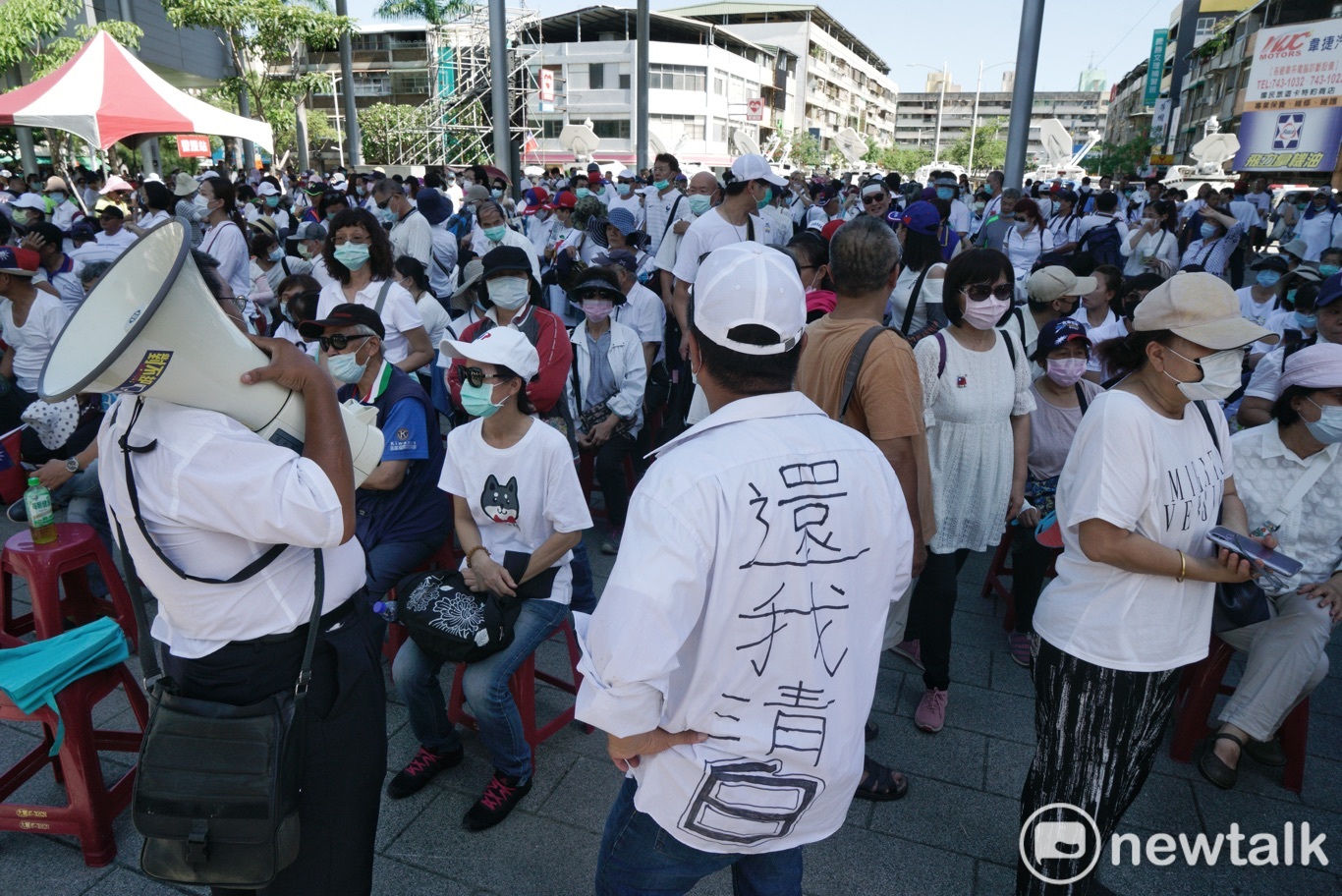 一位韓粉的背後寫著「還我清白」並要群眾高喊:「韓國瑜加油」口號。 圖:張良一/攝 一位韓粉的背後寫著「還我清白」並要群眾高喊:「韓國瑜加油」口號。 圖:張良一/攝