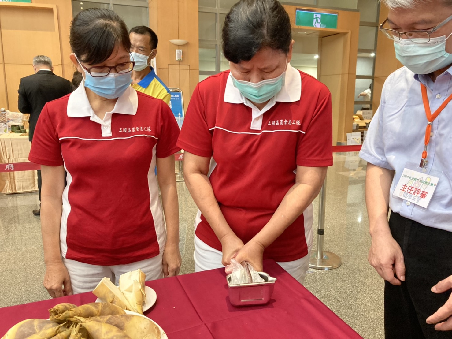 「新北筍王爭霸戰」先將參賽綠竹筍切塊、壓汁,再測糖度。 圖:新北市農業局提供 「新北筍王爭霸戰」先將參賽綠竹筍切塊、壓汁,再測糖度。 圖:新北市農業局提供