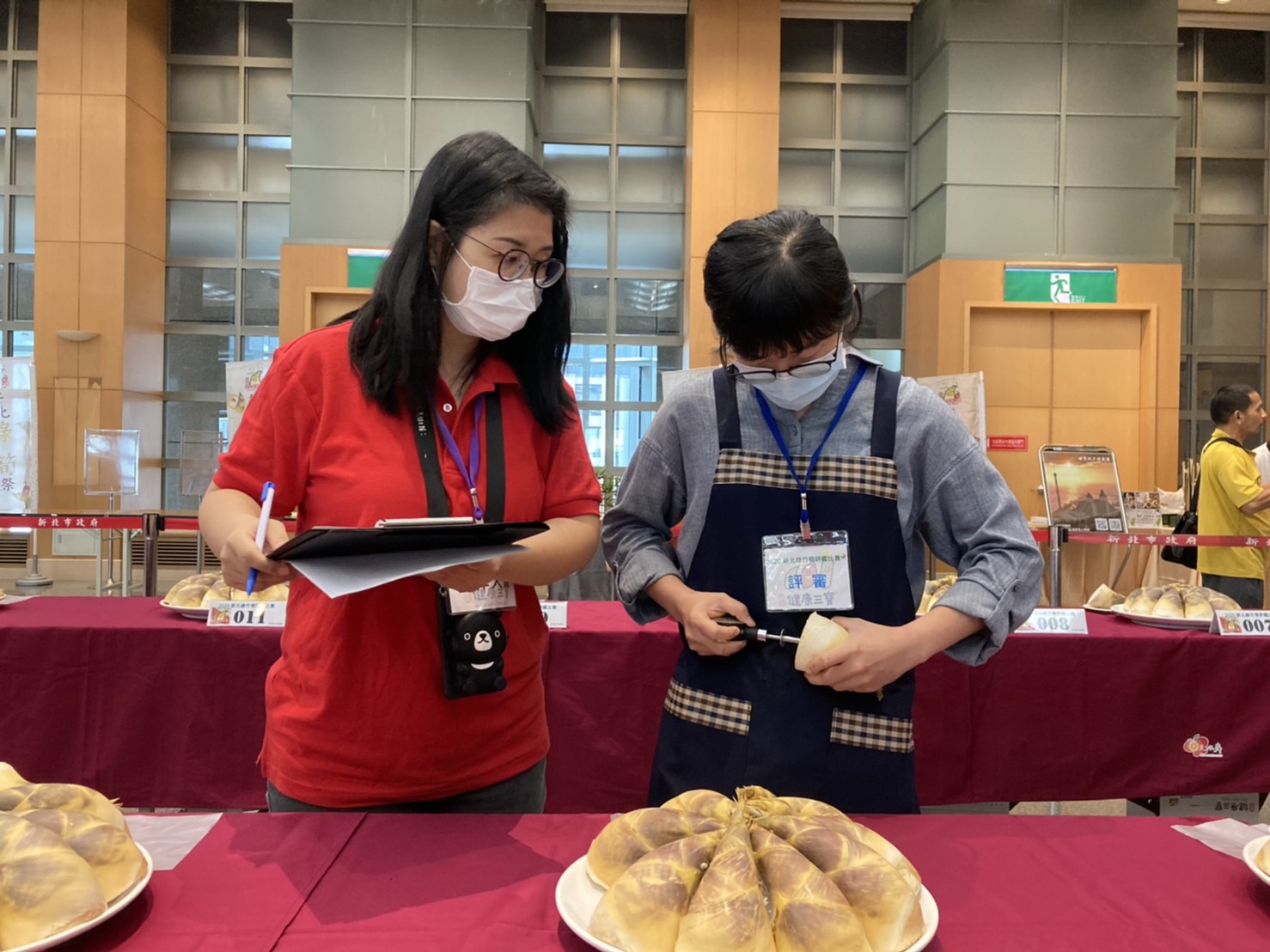 「新北筍王爭霸戰」的參賽綠竹筍都須測柔嫩度。 圖:新北市農業局提供 「新北筍王爭霸戰」的參賽綠竹筍都須測柔嫩度。 圖:新北市農業局提供