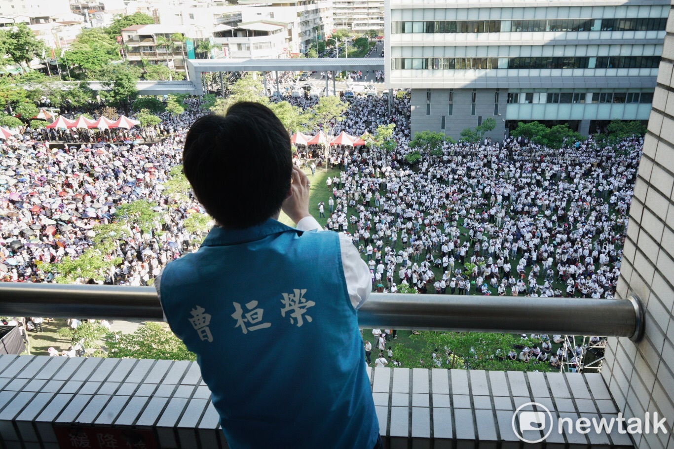 民政局長曹桓榮在辦公大樓看著前來道別的市民,今天也是他在高市府最後一天的上班日。 圖:張良一/攝 民政局長曹桓榮在辦公大樓看著前來道別的市民,今天也是他在高市府最後一天的上班日。 圖:張良一/攝
