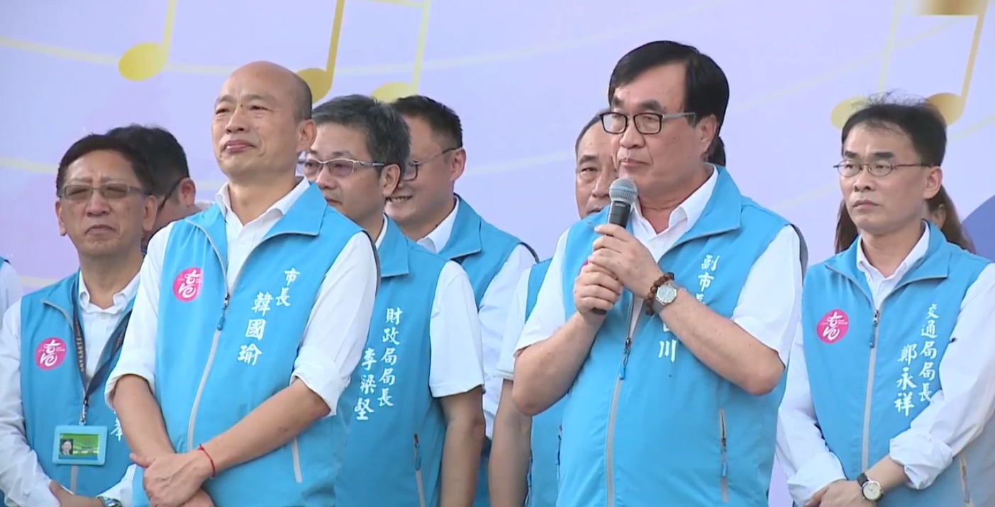 市府團隊一一在台上與市民道別。 圖:翻攝自韓國瑜臉書 市府團隊一一在台上與市民道別。 圖:翻攝自韓國瑜臉書
