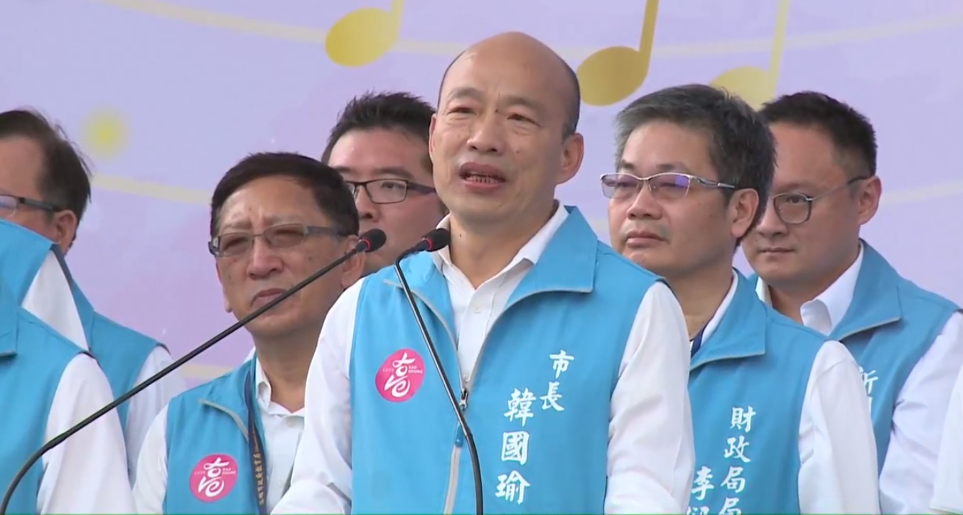 高雄市政府團隊最後一個上班日,韓國瑜在鳳山行政中心草坪與市民道別。 圖:翻攝自韓國瑜臉書直播 高雄市政府團隊最後一個上班日,韓國瑜在鳳山行政中心草坪與市民道別。 圖:翻攝自韓國瑜臉書直播