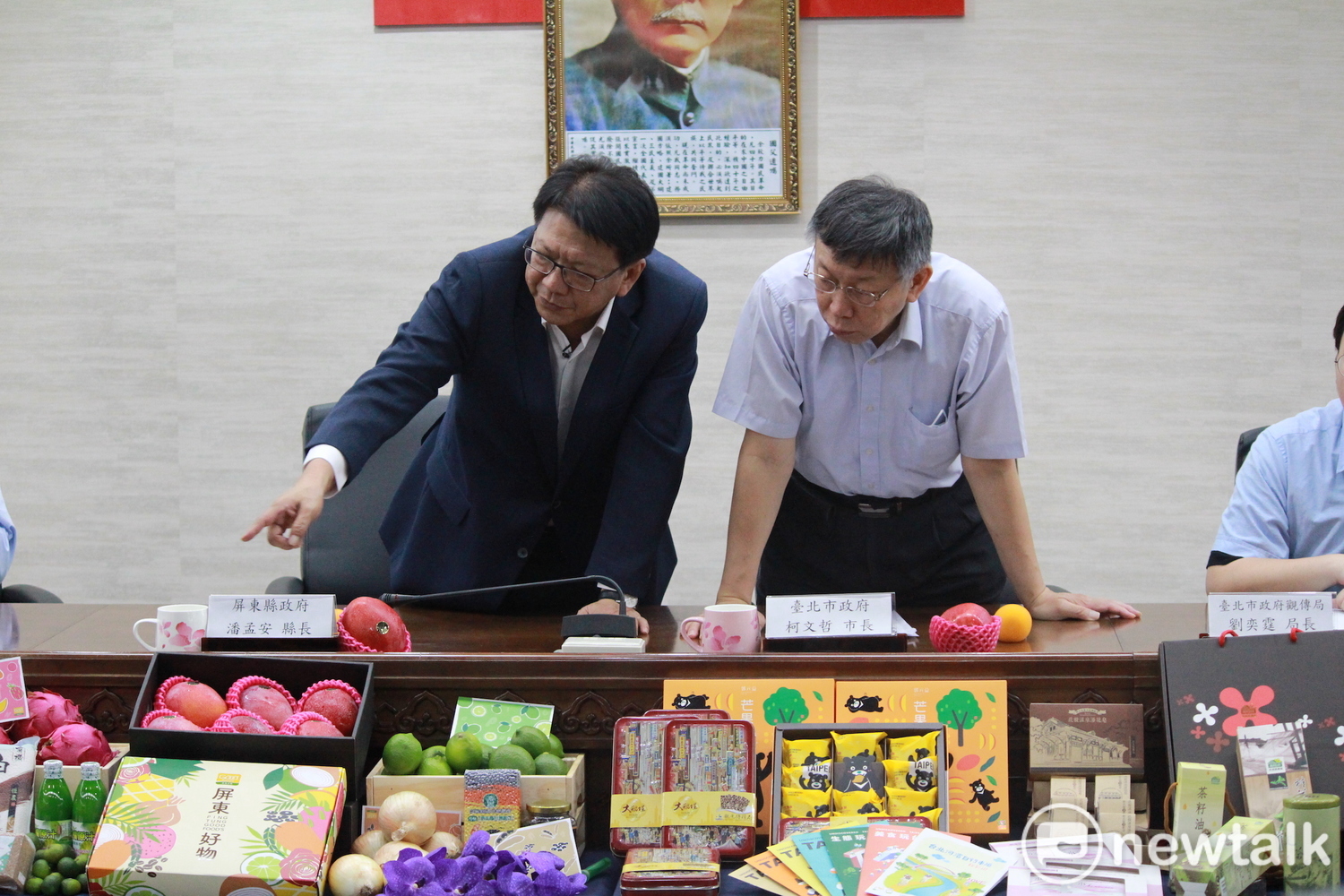 屏東縣長潘孟安(左)、台北市長柯文哲(右)合體推觀光。 圖:周煊惠 /攝 屏東縣長潘孟安(左)、台北市長柯文哲(右)合體推觀光。 圖:周煊惠 /攝