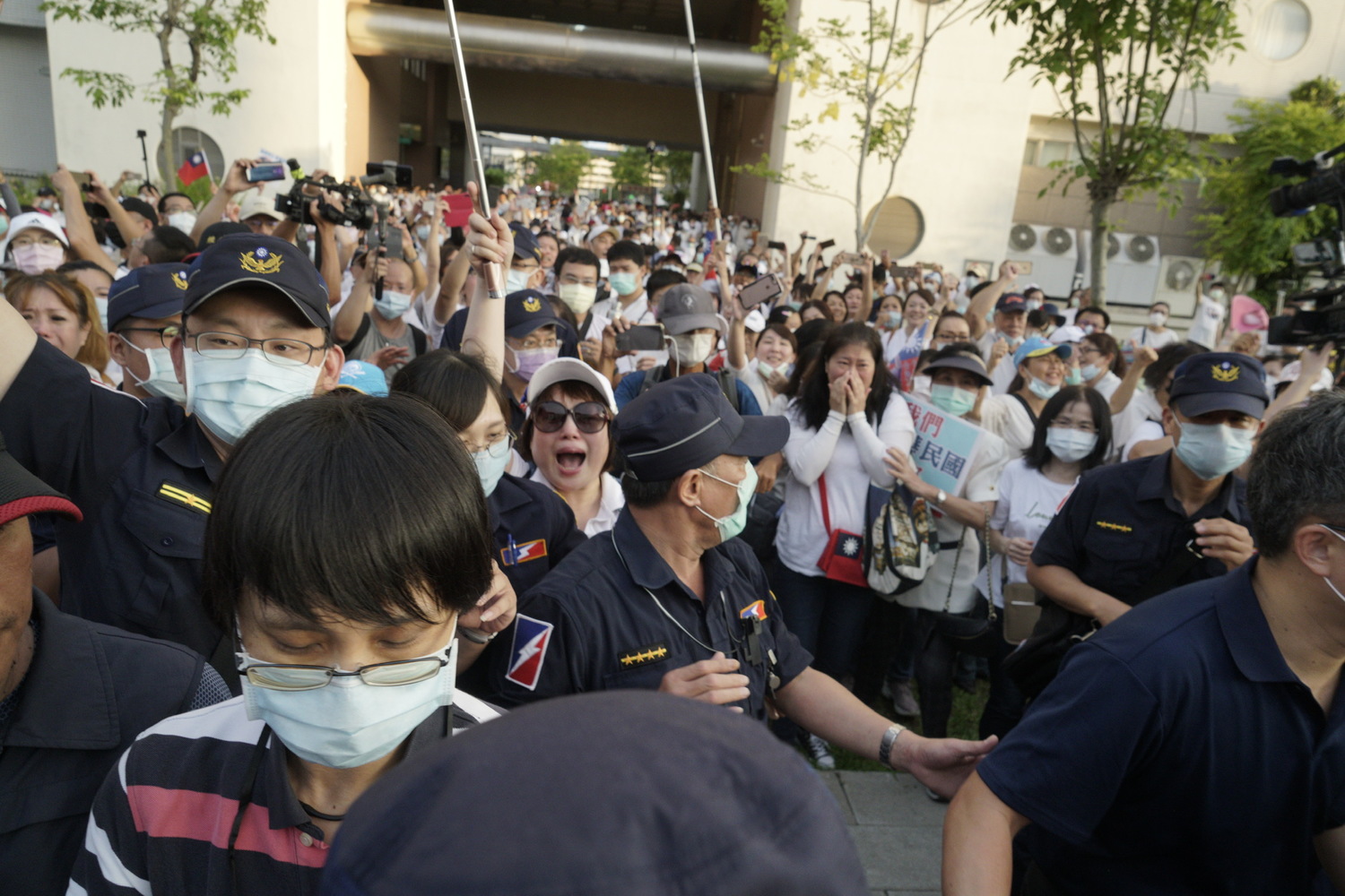 韓國瑜離開鳳山市政中心,支持者追上去,不捨之情溢於言表。 圖:張良一/攝 韓國瑜離開鳳山市政中心,支持者追上去,不捨之情溢於言表。 圖:張良一/攝