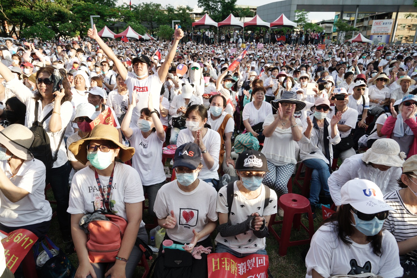 現場上萬名韓粉對著被罷免的韓國瑜高喊:「我挺韓我驕傲!」。 圖:張良一/攝 現場上萬名韓粉對著被罷免的韓國瑜高喊:「我挺韓我驕傲!」。 圖:張良一/攝