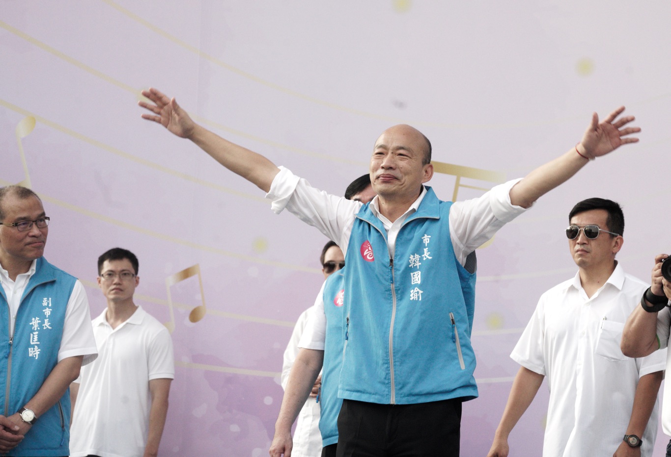 韓國瑜在告別音樂會後揮著雙手向支持者再見。 圖:張良一/攝 韓國瑜在告別音樂會後揮著雙手向支持者再見。 圖:張良一/攝