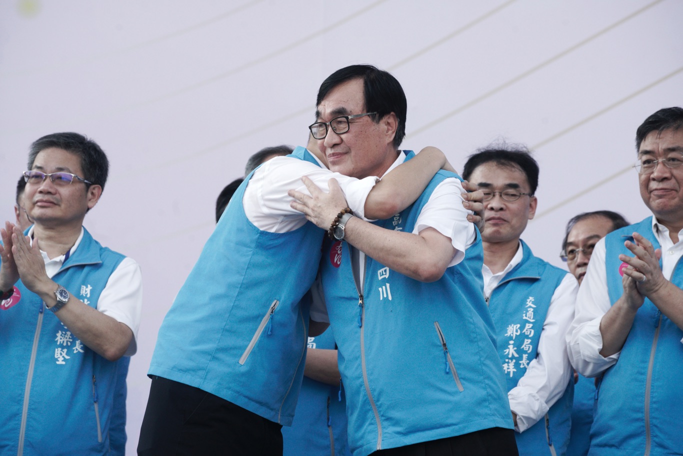 韓國瑜擁抱副市長李四川。 圖:張良一/攝 韓國瑜擁抱副市長李四川。 圖:張良一/攝