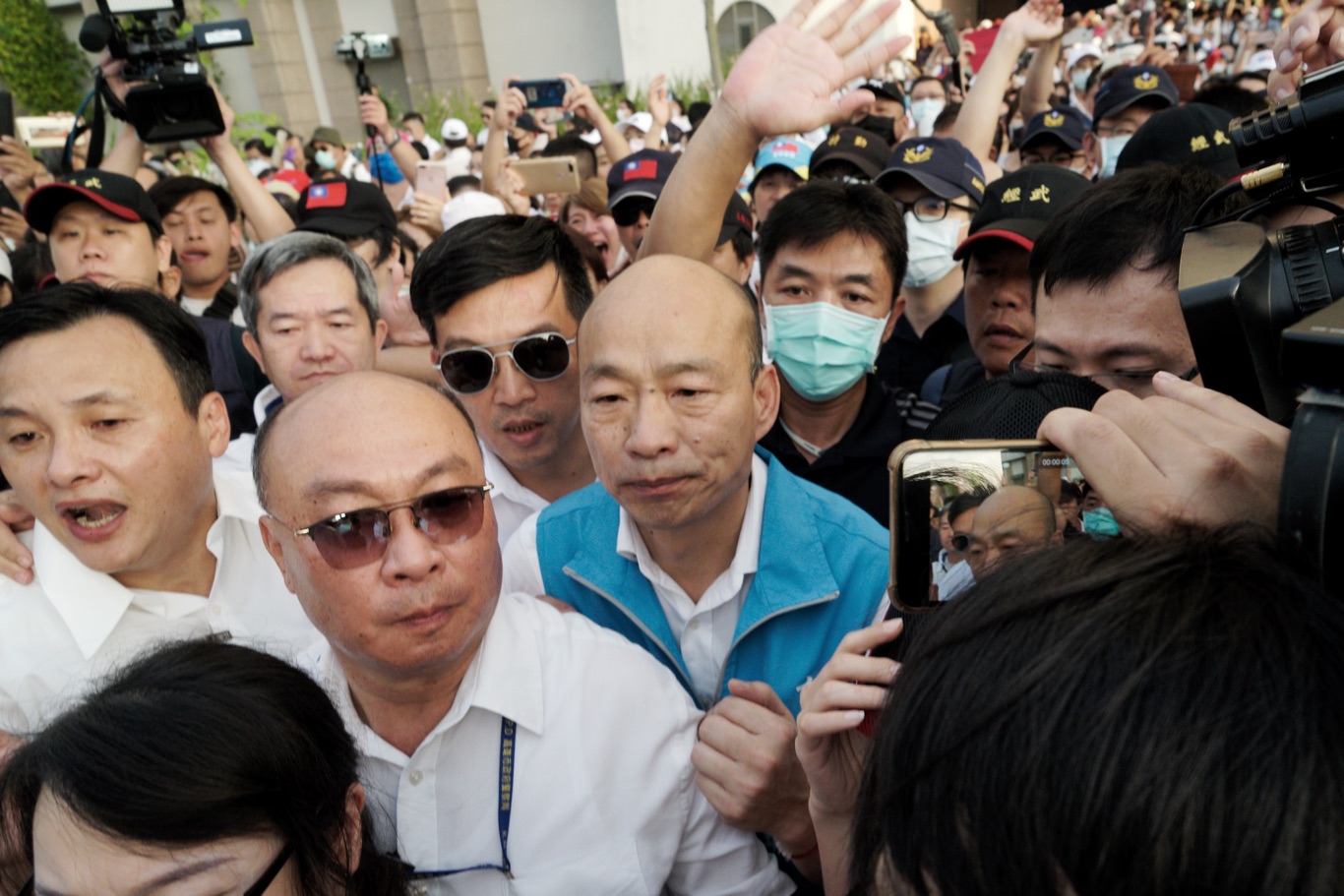 韓國瑜在大批韓粉簇擁後,結束在高雄市政府的最後一天上班日,韓離去時,神情顯得落寞。 圖:張良一/攝 韓國瑜在大批韓粉簇擁後,結束在高雄市政府的最後一天上班日,韓離去時,神情顯得落寞。 圖:張良一/攝