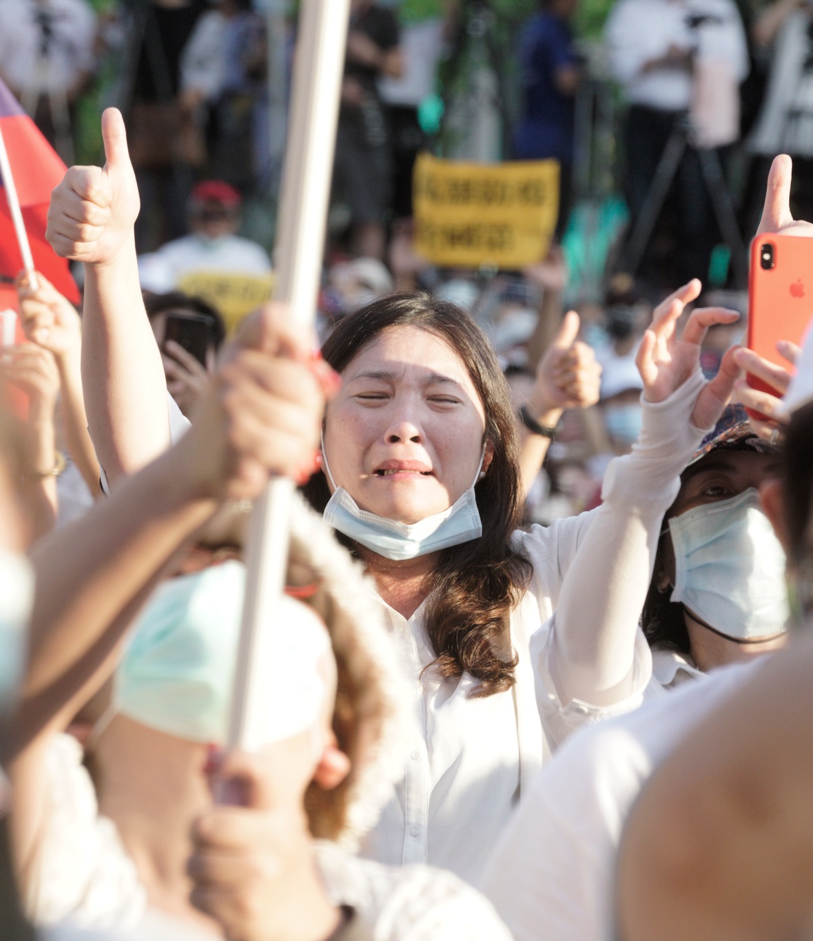 支持者含著淚水對韓國瑜比讚! 圖:張良一/攝 支持者含著淚水對韓國瑜比讚! 圖:張良一/攝