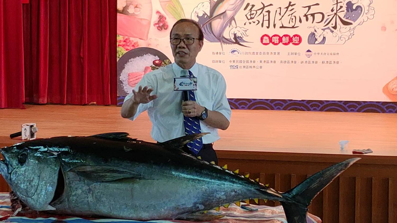 農委會副主委陳添壽指出,今年的鮪魚捕獲量更勝以往,物美價廉最對時 圖:黃耀寬/提供 農委會副主委陳添壽指出,今年的鮪魚捕獲量更勝以往,物美價廉最對時 圖:黃耀寬/提供