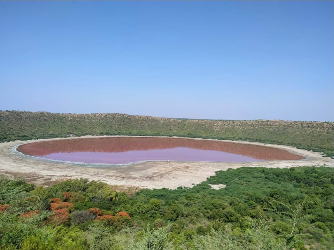 印度馬哈拉施特拉邦的觀光勝地「羅娜湖(Lonar Lake)」,近日湖水突然轉變為粉紅色。 圖:翻攝自推特 印度馬哈拉施特拉邦的觀光勝地「羅娜湖(Lonar Lake)」,近日湖水突然轉變為粉紅色。 圖:翻攝自推特