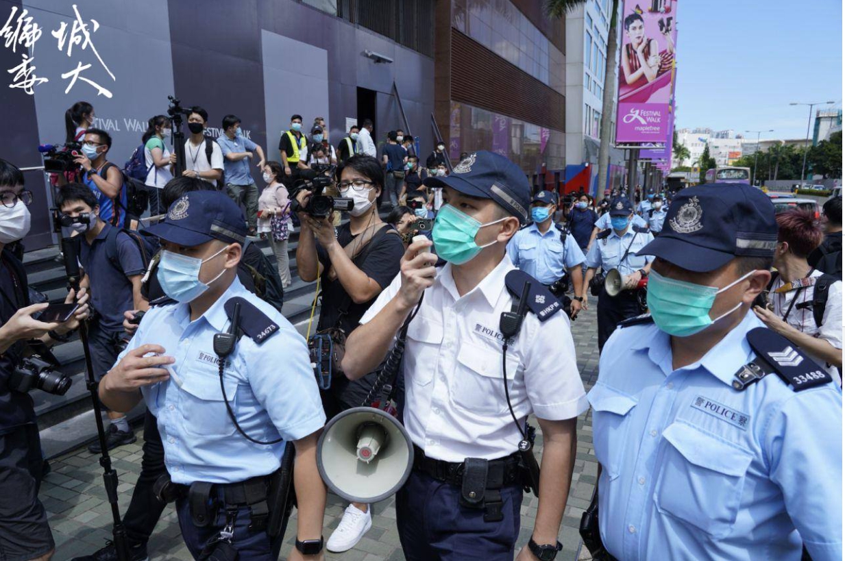 人鏈一度綿延至「又一城」商場,警方隨即以「違反限聚令及參與未經批准的集結」驅離學生。 圖:翻攝自香港城大學生會編輯委員會 臉書 人鏈一度綿延至「又一城」商場,警方隨即以「違反限聚令及參與未經批准的集結」驅離學生。 圖:翻攝自香港城大學生會編輯委員會 臉書