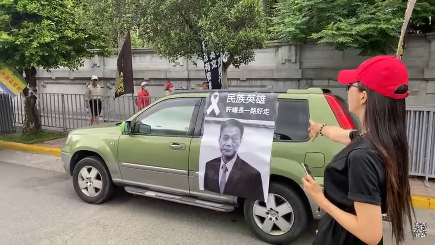 為悼念高雄市議長許崑源過世,民主監督聯盟召集人黃正忠號召今日上街抗議。 圖:翻攝自高鈞鈞的youtube頻道 為悼念高雄市議長許崑源過世,民主監督聯盟召集人黃正忠號召今日上街抗議。 圖:翻攝自高鈞鈞的youtube頻道