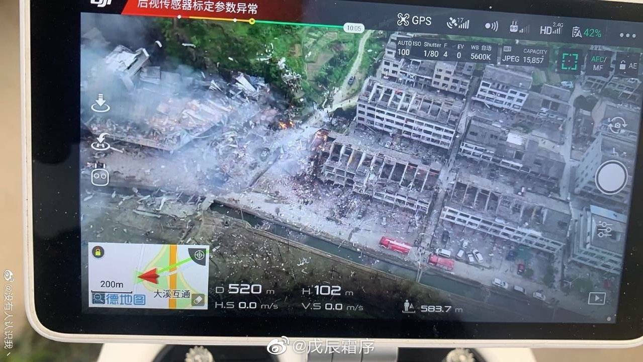 網友釋出油罐車爆炸後的現場空拍照,只見一整排的房屋屋頂遭掀起、摧毀,宛如廢墟一般。 圖:翻攝自微博 網友釋出油罐車爆炸後的現場空拍照,只見一整排的房屋屋頂遭掀起、摧毀,宛如廢墟一般。 圖:翻攝自微博