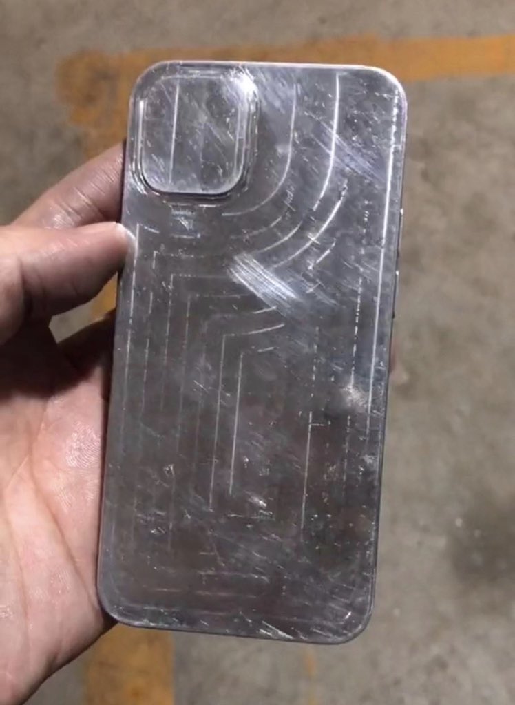 iPhone新機模型圖外流。 圖:取自@Jin_Store推特 iPhone新機模型圖外流。 圖:取自@Jin_Store推特