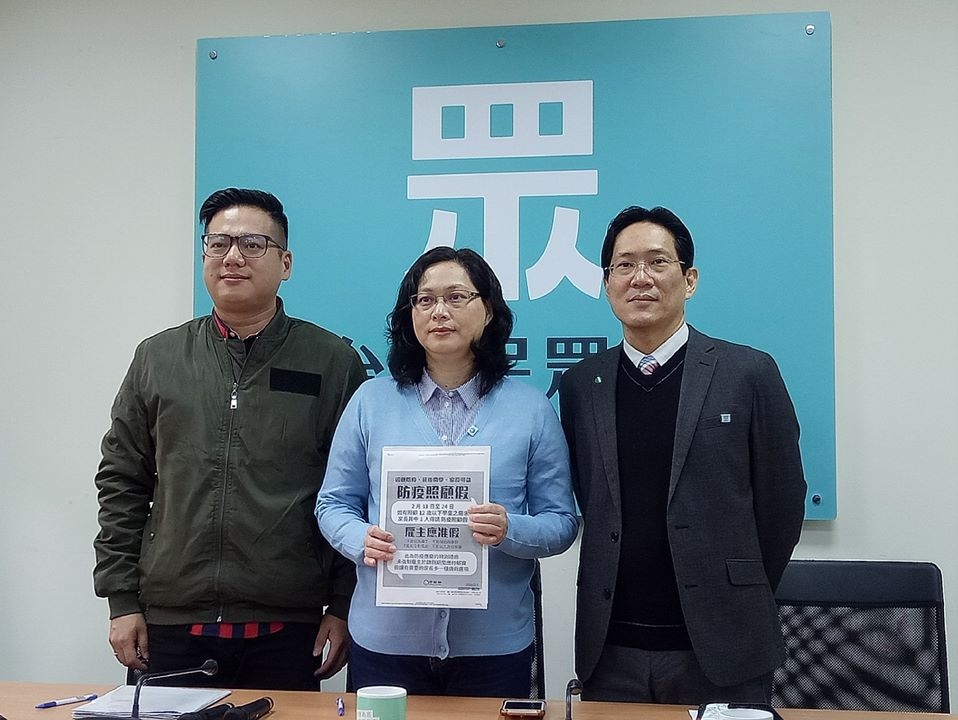 民眾黨立委邱臣遠(左)穿台北燈節外套。 圖:苗博雅辦公室 / 提供 民眾黨立委邱臣遠(左)穿台北燈節外套。 圖:苗博雅辦公室 / 提供