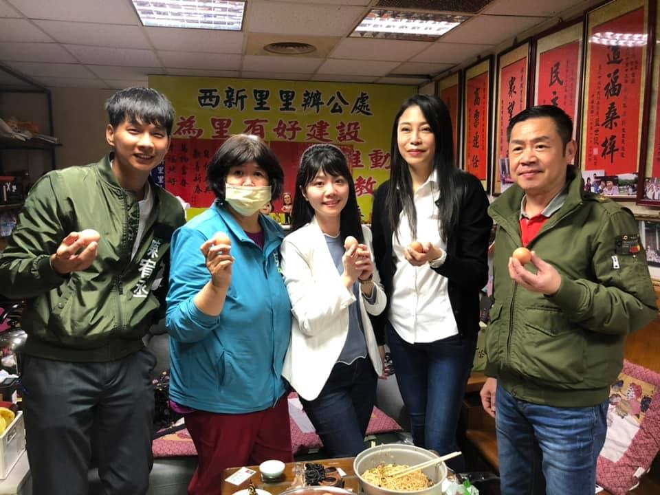 苗博雅質疑,民眾黨工為何也穿台北燈節外套。 圖:苗博雅辦公室 / 提供 苗博雅質疑,民眾黨工為何也穿台北燈節外套。 圖:苗博雅辦公室 / 提供