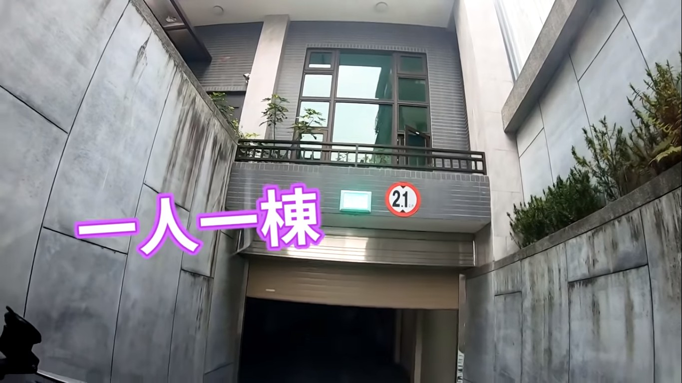 劉亮佐(右)與妻子趙小橋(左)一同前往宜蘭介紹要出售的房子。 圖:擷取YouTube 劉亮佐(右)與妻子趙小橋(左)一同前往宜蘭介紹要出售的房子。 圖:擷取YouTube