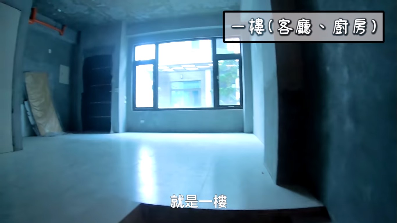 劉亮佐(右)與妻子趙小橋(左)一同前往宜蘭介紹要出售的房子。 圖:擷取YouTube 劉亮佐(右)與妻子趙小橋(左)一同前往宜蘭介紹要出售的房子。 圖:擷取YouTube