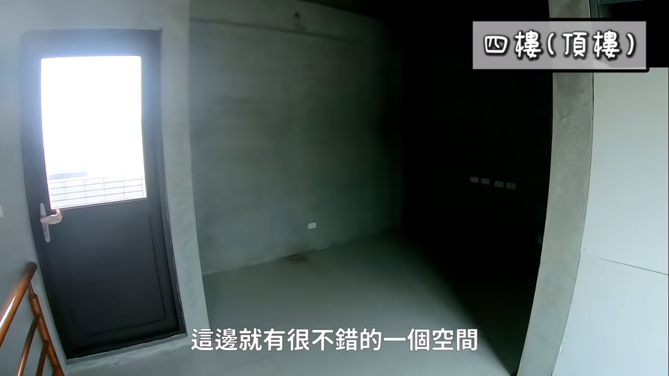 劉亮佐(右)與妻子趙小橋(左)一同前往宜蘭介紹要出售的房子。 圖:擷取YouTube 劉亮佐(右)與妻子趙小橋(左)一同前往宜蘭介紹要出售的房子。 圖:擷取YouTube