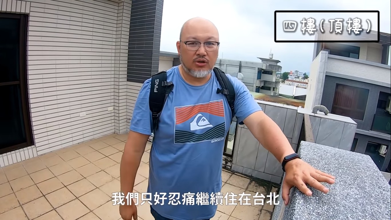 劉亮佐(右)與妻子趙小橋(左)一同前往宜蘭介紹要出售的房子。 圖:擷取YouTube 劉亮佐(右)與妻子趙小橋(左)一同前往宜蘭介紹要出售的房子。 圖:擷取YouTube