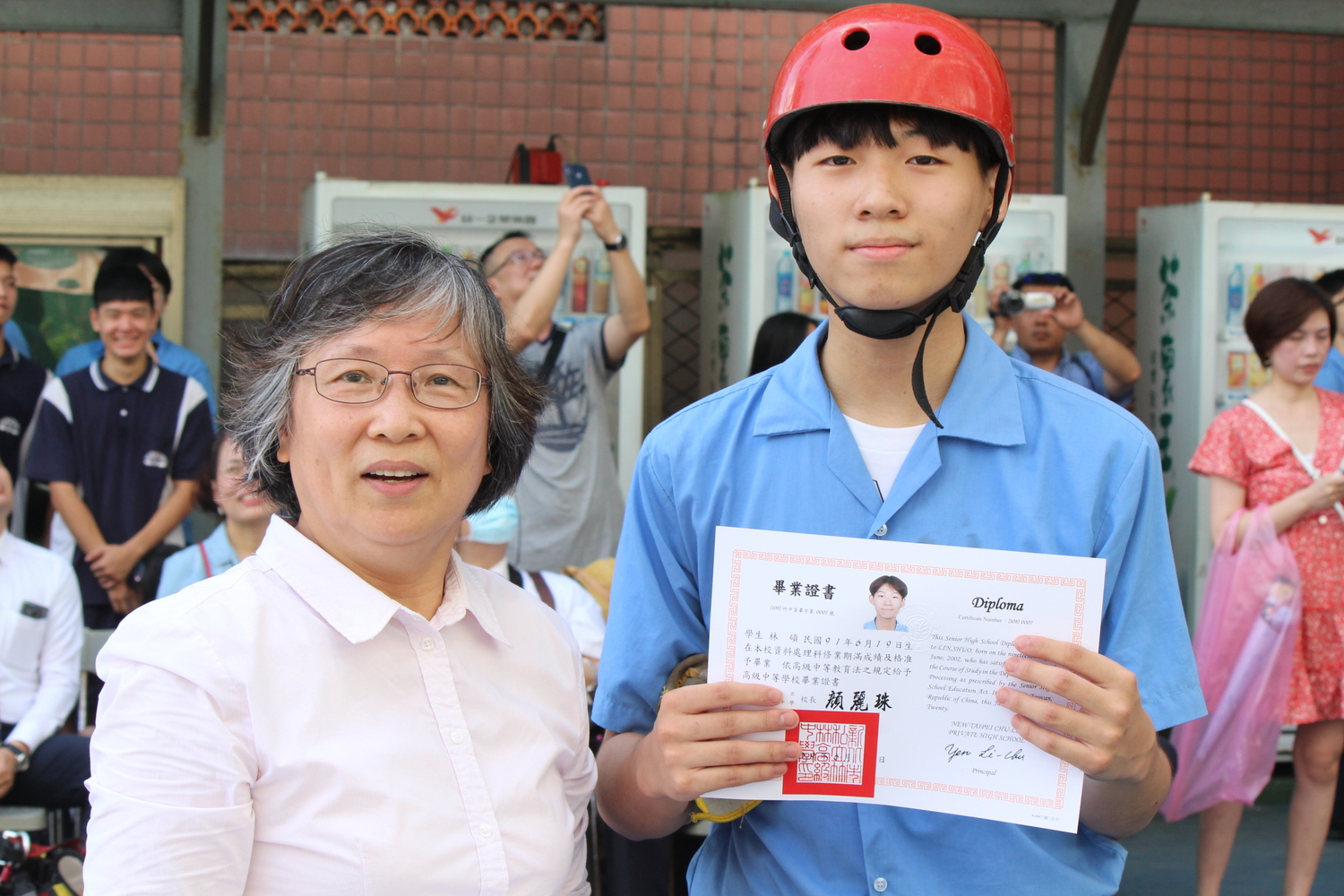 校長顏麗珠頒給畢業生證書。 圖:竹林中學提供 校長顏麗珠頒給畢業生證書。 圖:竹林中學提供