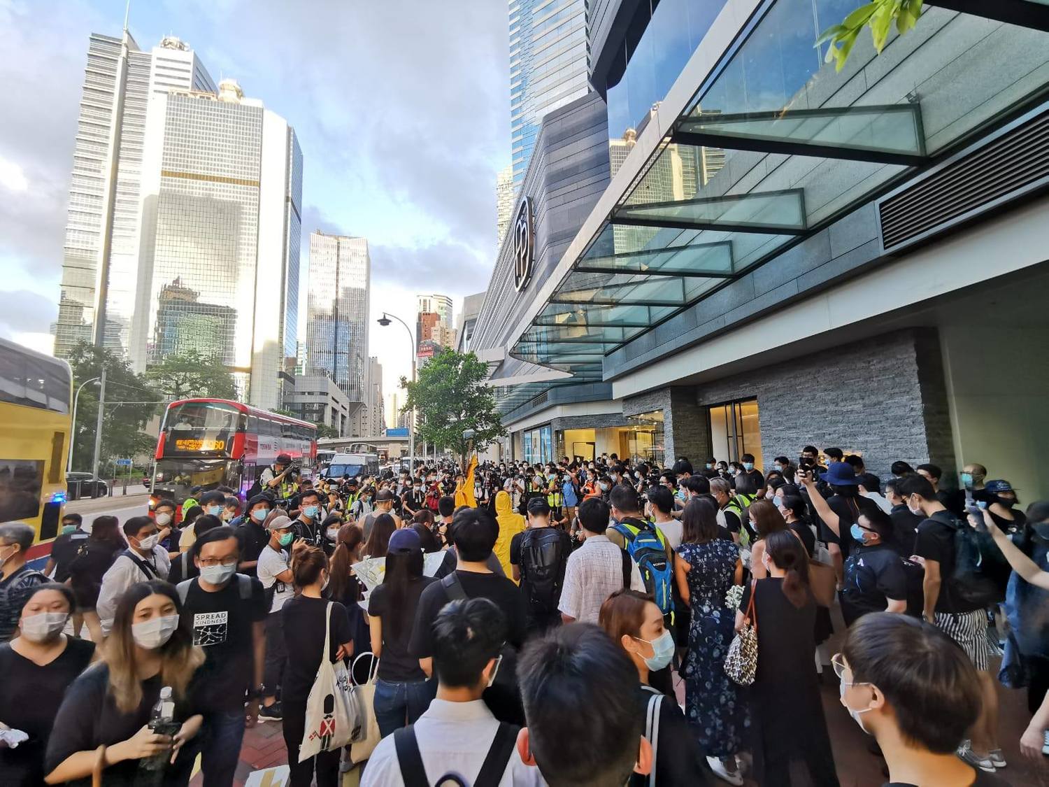 香港警方也在臉書PO文警告,前來悼念的群眾可能涉及觸法,必要時將果斷執法。 圖:翻攝自香港警察 Hong Kong Police臉書 香港警方也在臉書PO文警告,前來悼念的群眾可能涉及觸法,必要時將果斷執法。 圖:翻攝自香港警察 Hong Kong Police臉書