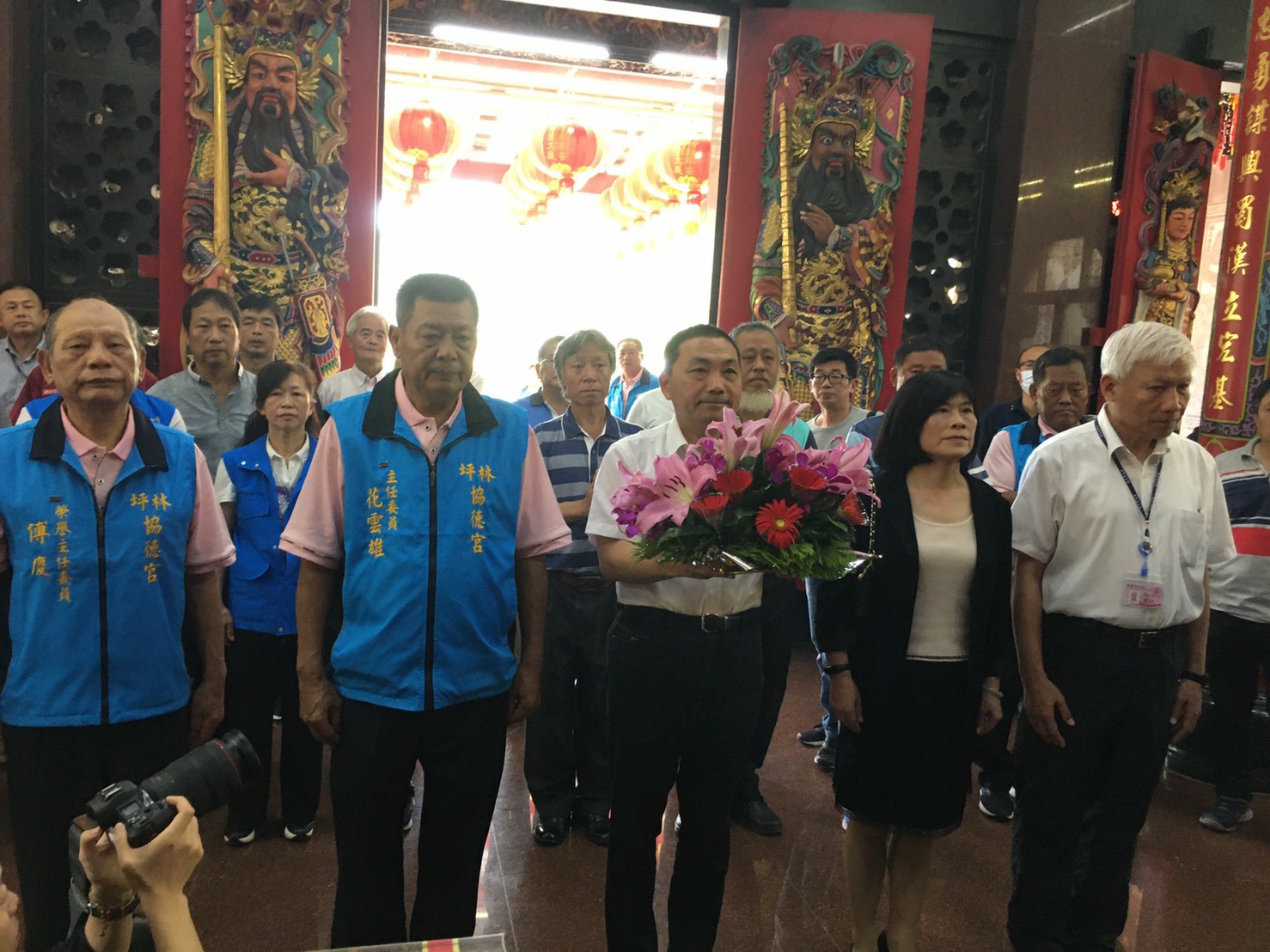 新北市長侯友宜前往坪林區協德宮揭「忠義千秋」匾額,感謝廟方長期投入公益慈善。 圖:新北市民政局提供 新北市長侯友宜前往坪林區協德宮揭「忠義千秋」匾額,感謝廟方長期投入公益慈善。 圖:新北市民政局提供