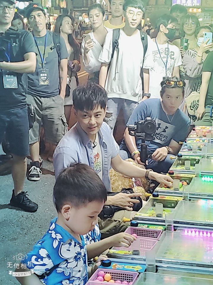 墾丁的商家與民眾發現林志穎熱情簇擁合照、簽名。 圖:翻攝花花服飾臉書粉絲專頁 墾丁的商家與民眾發現林志穎熱情簇擁合照、簽名。 圖:翻攝花花服飾臉書粉絲專頁