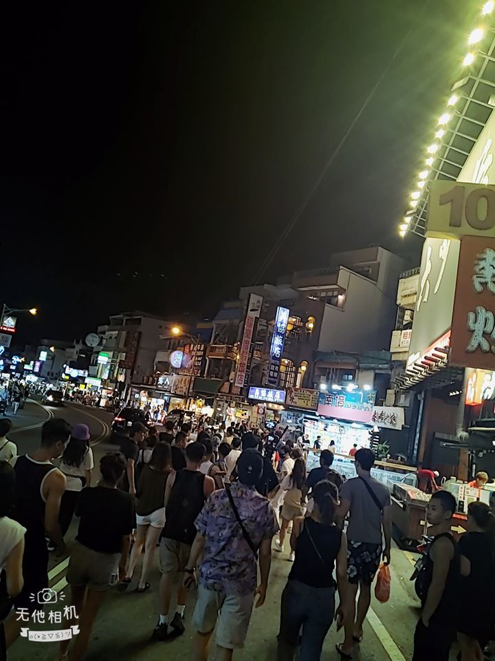 墾丁的商家與民眾發現林志穎熱情簇擁合照、簽名。 圖:翻攝花花服飾臉書粉絲專頁 墾丁的商家與民眾發現林志穎熱情簇擁合照、簽名。 圖:翻攝花花服飾臉書粉絲專頁