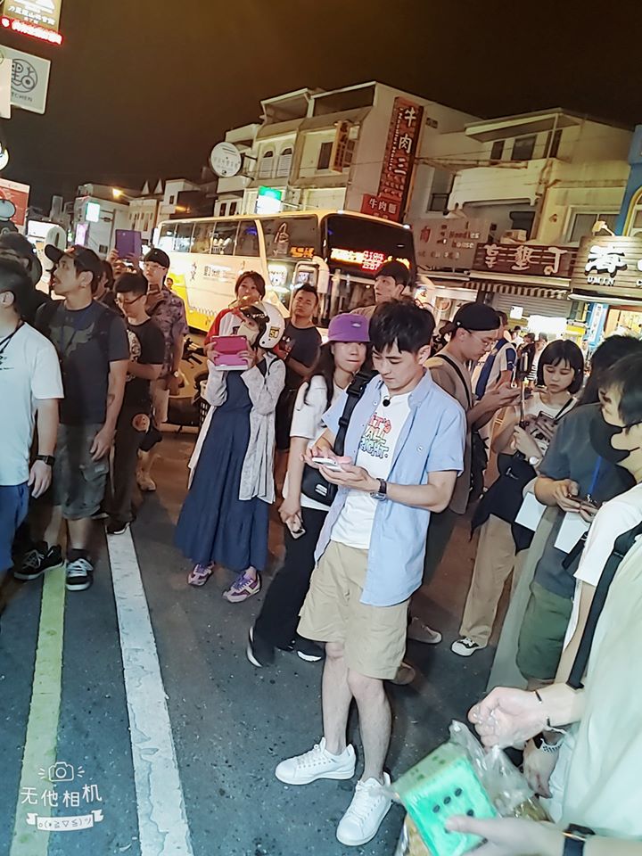 墾丁的商家與民眾發現林志穎熱情簇擁合照、簽名。 圖:翻攝花花服飾臉書粉絲專頁 墾丁的商家與民眾發現林志穎熱情簇擁合照、簽名。 圖:翻攝花花服飾臉書粉絲專頁