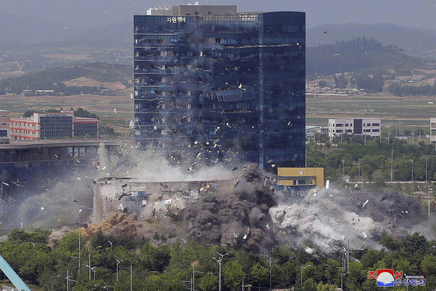 16日只見炸彈從大樓低處引爆,之後大樓整棟垂直向下崩塌,兩韓聯絡辦公室瞬間成為一片廢墟。 圖:達志影像/美聯社(資料照片) 16日只見炸彈從大樓低處引爆,之後大樓整棟垂直向下崩塌,兩韓聯絡辦公室瞬間成為一片廢墟。 圖:達志影像/美聯社(資料照片)