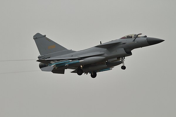共軍多型機多架次進入台灣西南空域。圖為殲10同型機。 圖:圖取自維基共享資源/作者Alert5,CC BY-SA 4.0 共軍多型機多架次進入台灣西南空域。圖為殲10同型機。 圖:圖取自維基共享資源/作者Alert5,CC BY-SA 4.0
