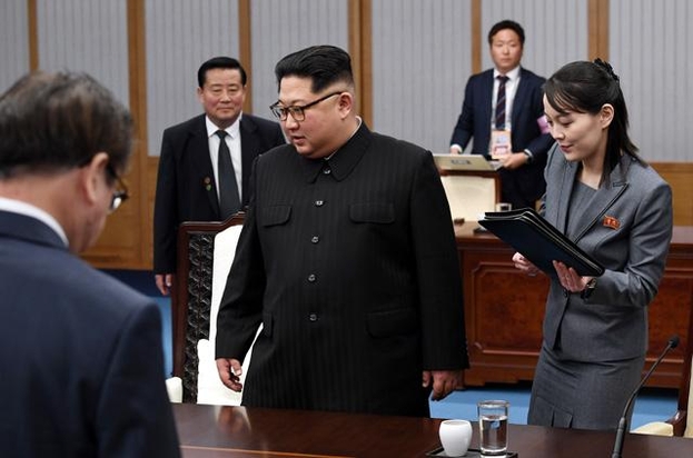 朝鮮最高領導人金正恩(中)近日轉趨低調,由妹妹金與正(右)主導對韓國發動攻勢。 圖:翻攝自韓國ChosunBiz/韓國聯合新聞攝影基金會 朝鮮最高領導人金正恩(中)近日轉趨低調,由妹妹金與正(右)主導對韓國發動攻勢。 圖:翻攝自韓國ChosunBiz/韓國聯合新聞攝影基金會