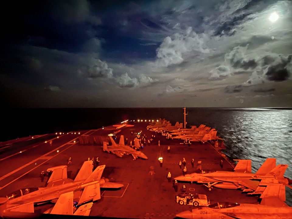 美國羅斯福號航空母艦部署多大黃蜂戰機,在抗疫成功後,隨即返回印太地區執行任務。 圖:翻攝自羅斯福號臉書 美國羅斯福號航空母艦部署多大黃蜂戰機,在抗疫成功後,隨即返回印太地區執行任務。 圖:翻攝自羅斯福號臉書