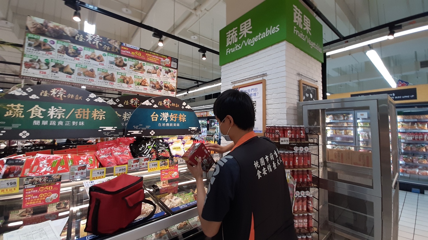 衛生局稽查人員前往賣場抽驗端午食品。 圖:桃園市政府衛生局/提供 衛生局稽查人員前往賣場抽驗端午食品。 圖:桃園市政府衛生局/提供